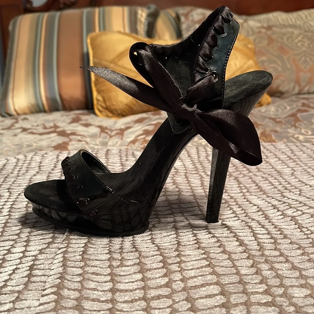 Fabulicious Lip-115 bow black patent leather and satin stiletto heels 6.5 NWOT - Picture 3 of 11